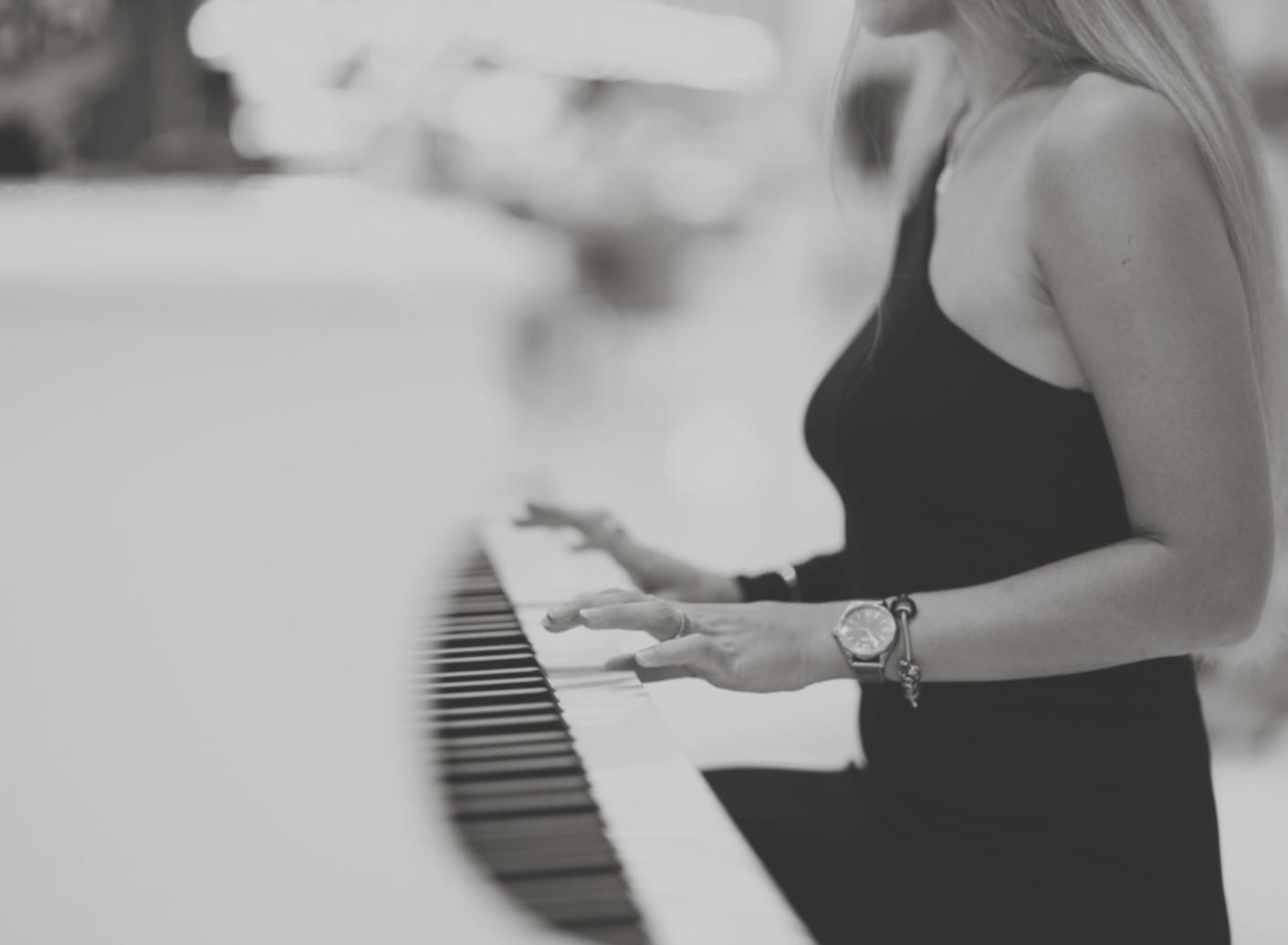 Participant travaillant sur ses compositions avec guitare et équipement d'enregistrement