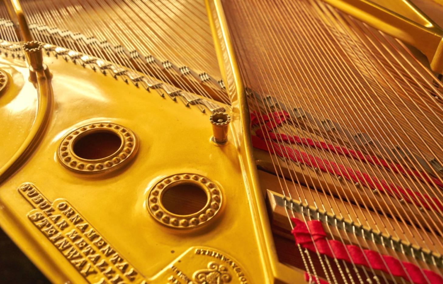 Atelier d'écriture musicale en cours avec participants travaillant sur leurs compositions